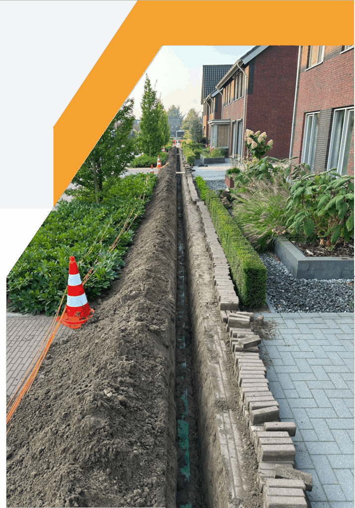 Telecomkabels worden onder stoep doorgevoerd naar woning