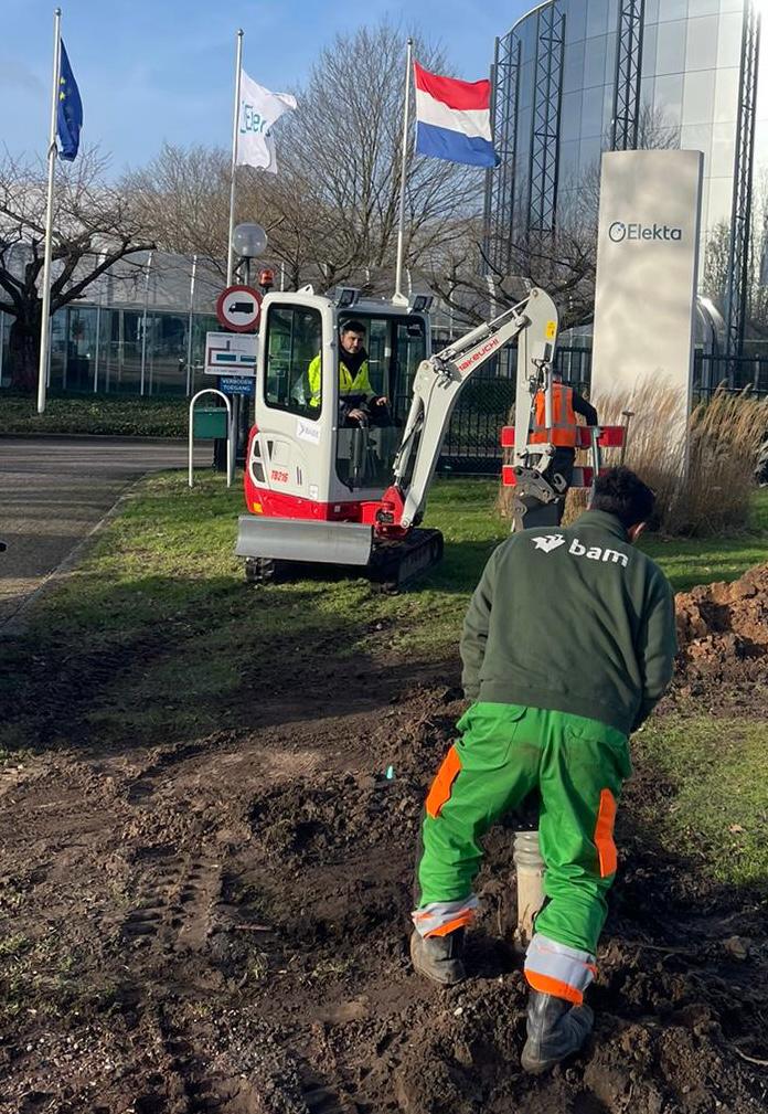 Minigraver in actie bij het aanleggen van sleuven voor civiele infrawerkzaamheden