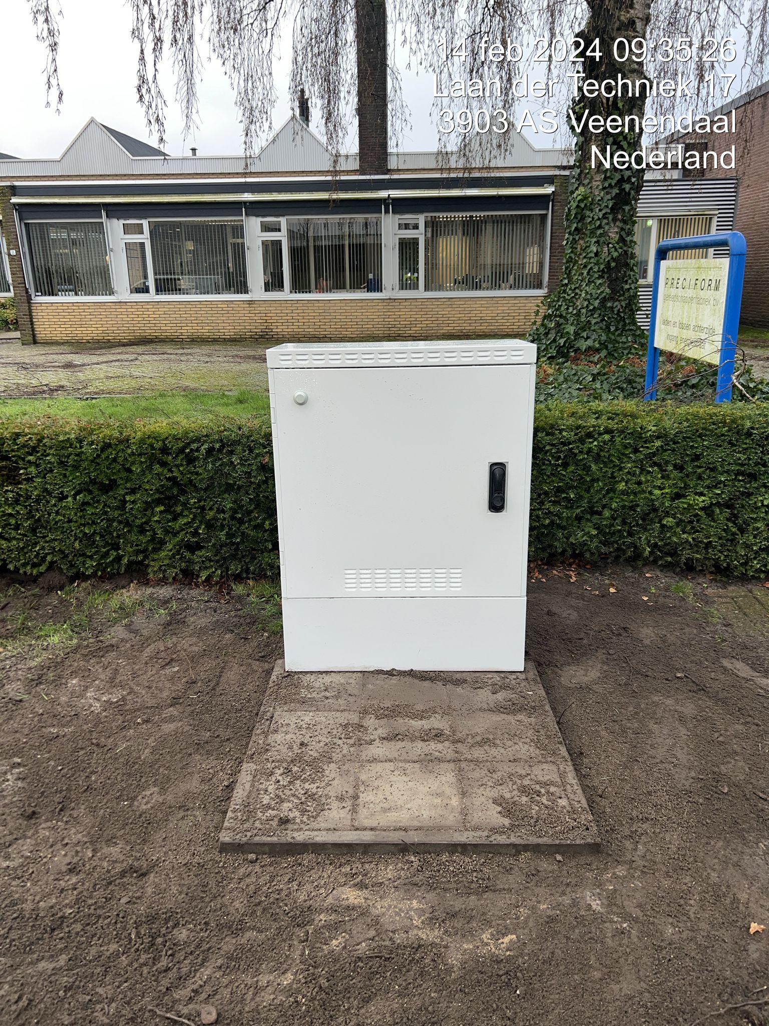 Uitvoerder geeft veiligheidsinstructies bij start infraproject