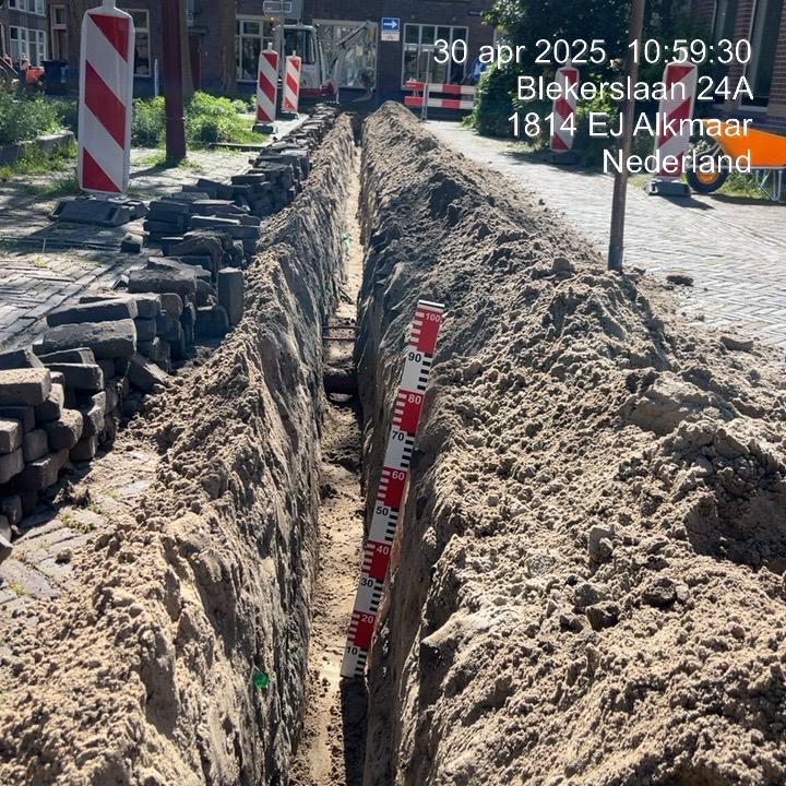 Kabels voor elektra of telecom gelegd in zandbed met zorgvuldige afwerking