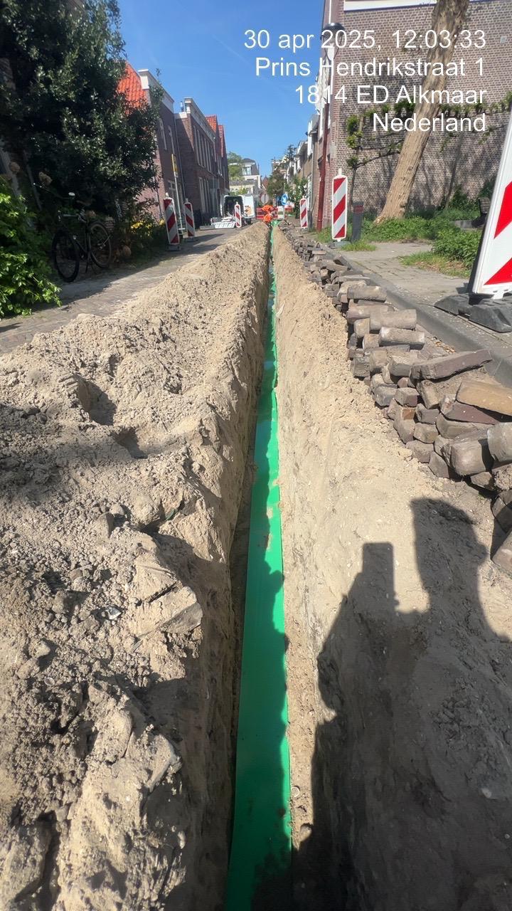 Voorman van Base Infra controleert kabeltracé voor aanvang werkzaamheden