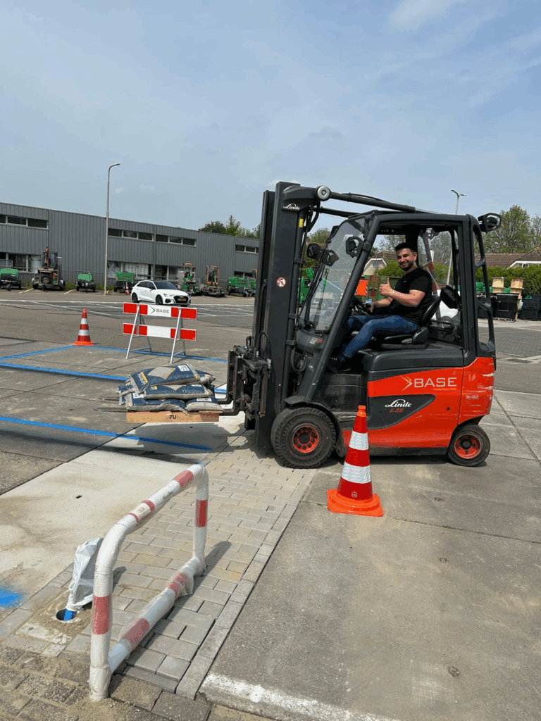 Uitvoerder houdt toezicht op aanleg van ondergrondse infra