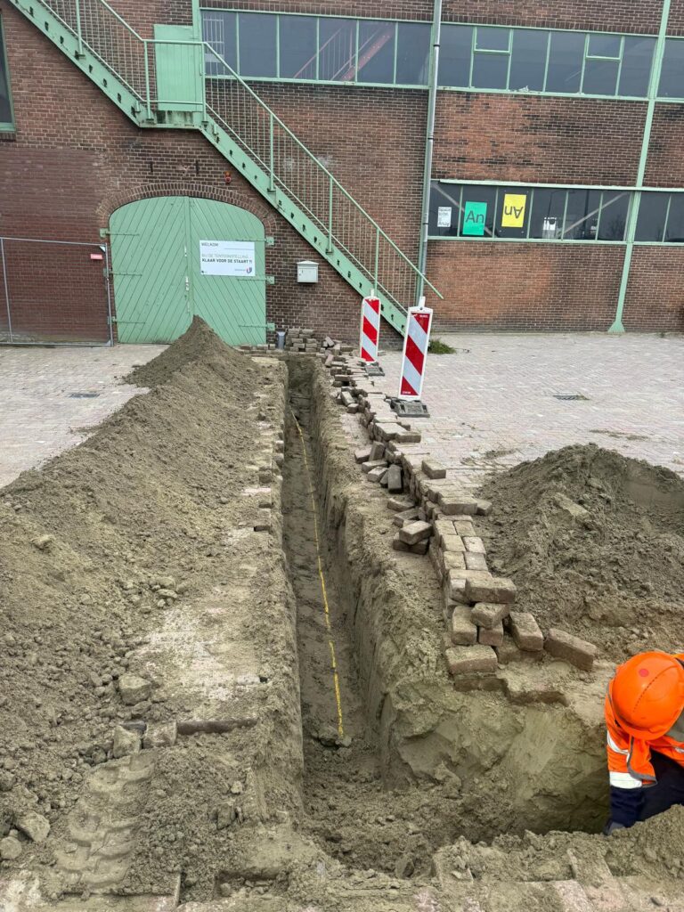 Sleuf gegraven voor laagspanningskabels bij aanleg van elektra-infrastructuur