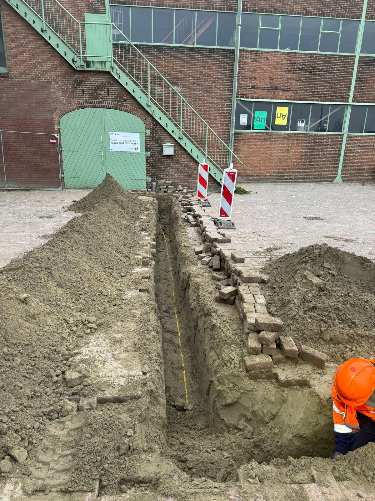 Sleuf gegraven voor laagspanningskabels bij aanleg van elektra-infrastructuur