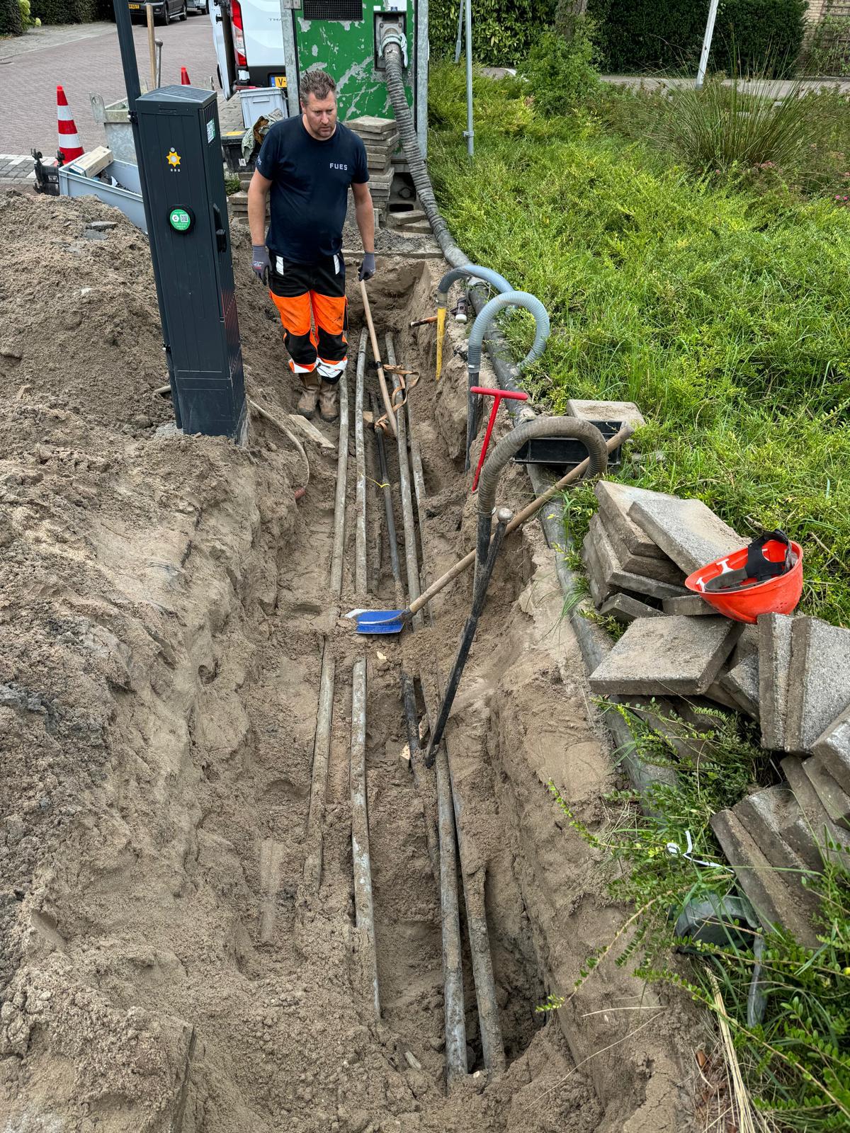 Monteurs van Base Infra installeren laadpalen met ondergrondse aansluiting voor elektra