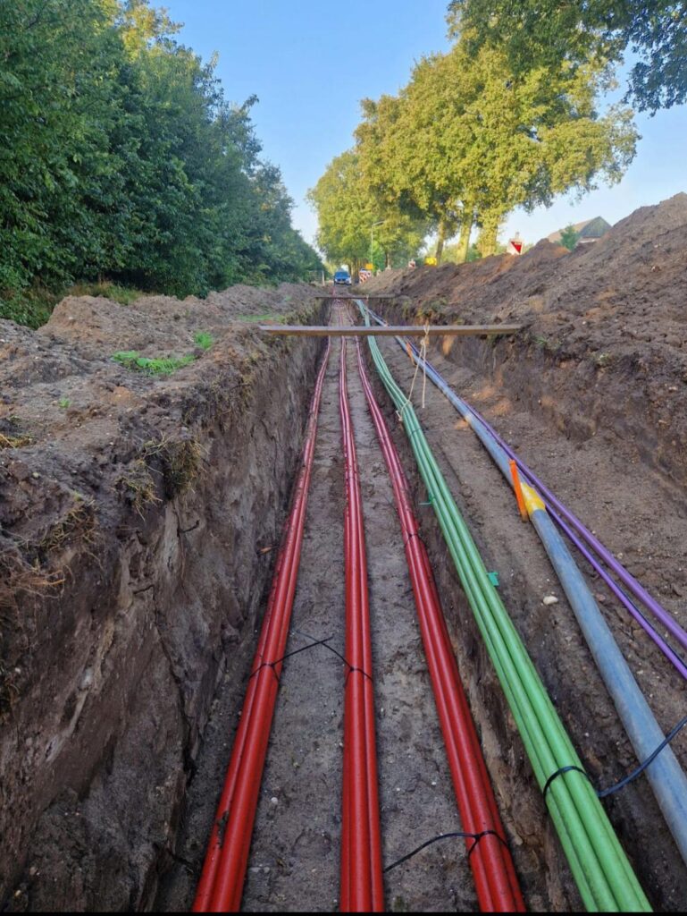 Aanleg van glasvezelkabels voor telecomnetwerk in woonwijk