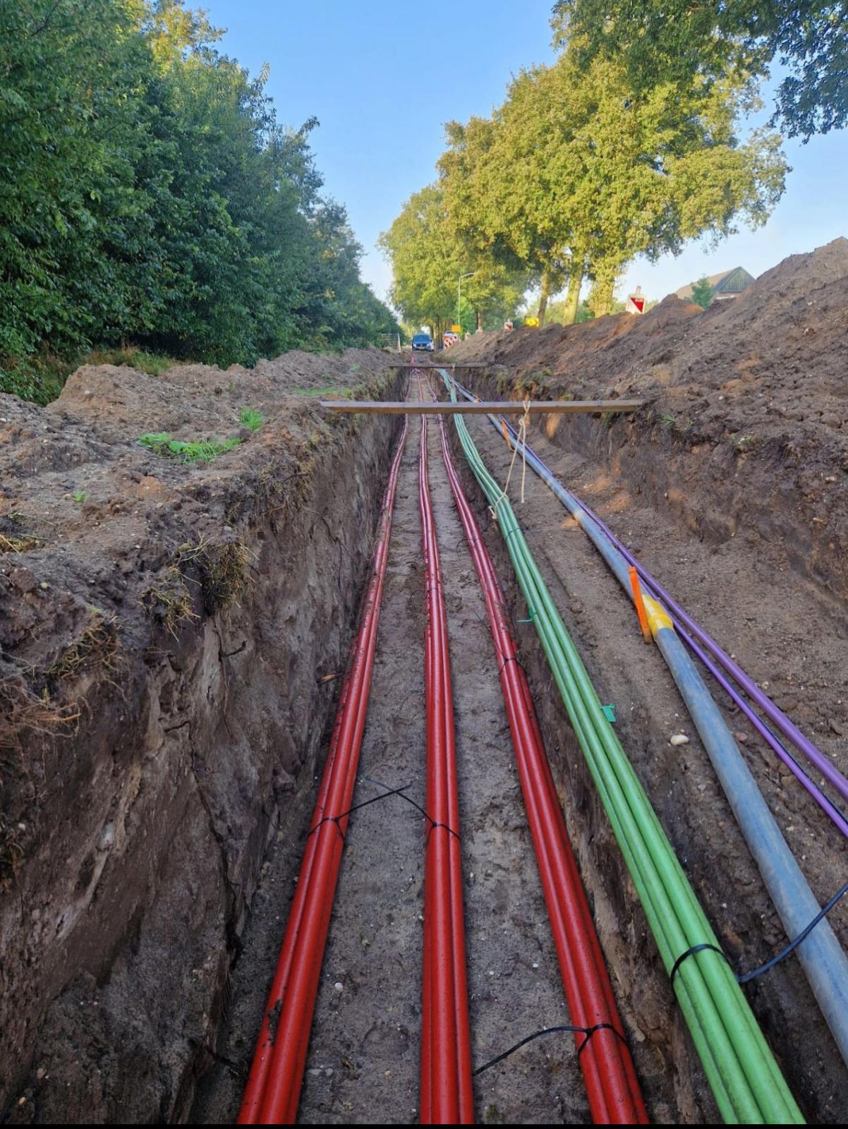 Aanleg van glasvezelkabels voor telecomnetwerk in woonwijk